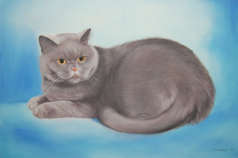 Gemaltes Portrait einer grauen Katze vor blauem Hintergrund